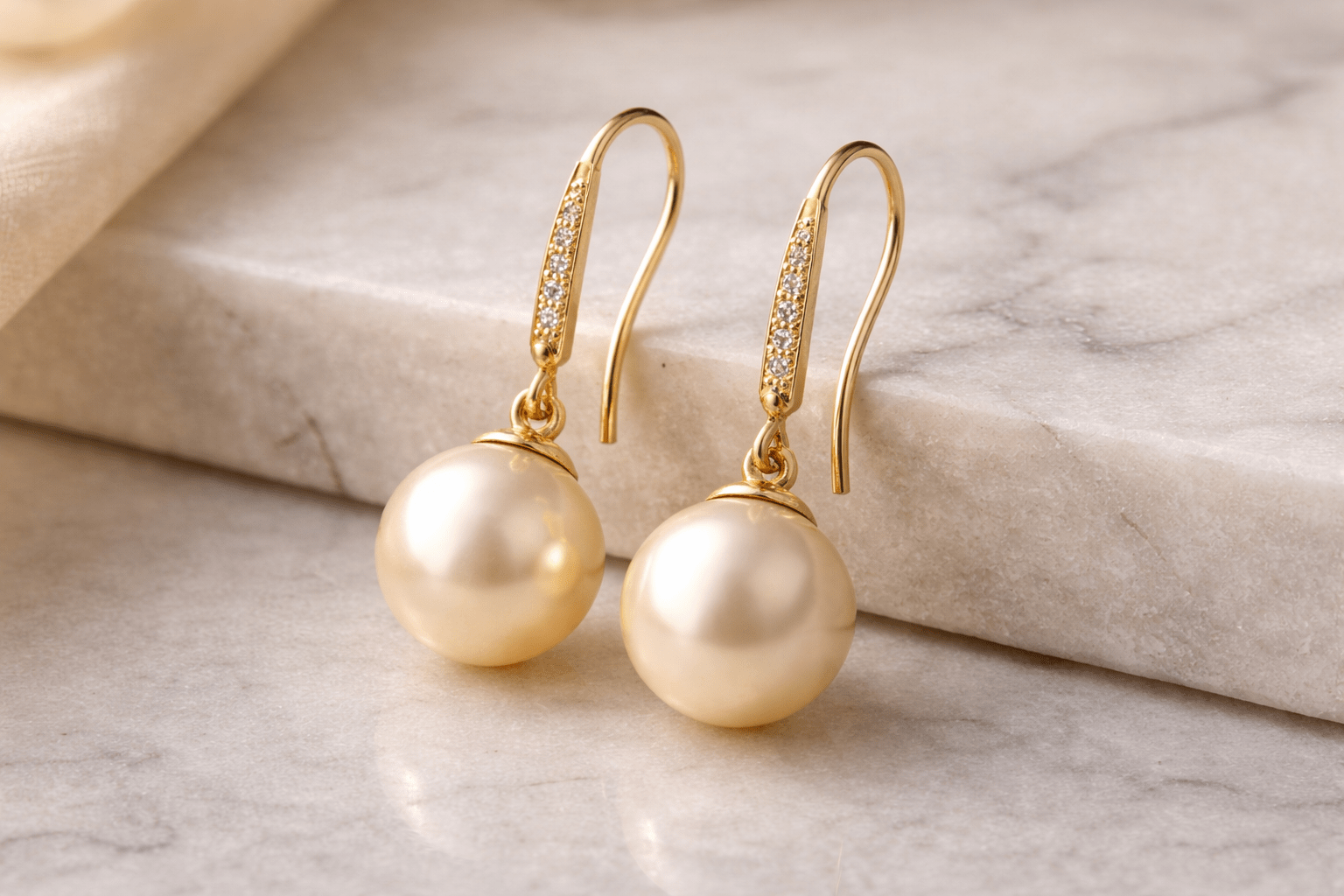 pearlsonly-blog-99-image-1-pearl - Pendientes de oro amarillo con perlas Combinación clásica - Joyas con perlas - pearlsonly