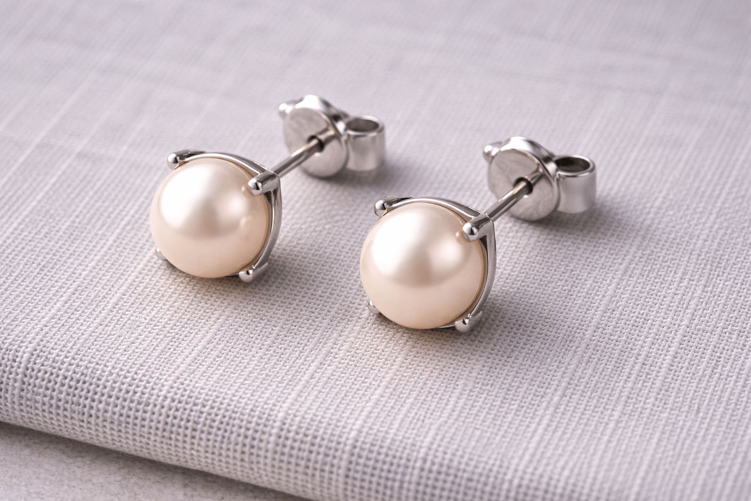 pearlsonly-blog-99-image-2-pearl - Pendientes de oro blanco con perlas Elegancia moderna - Joyas con perlas - pearlsonly