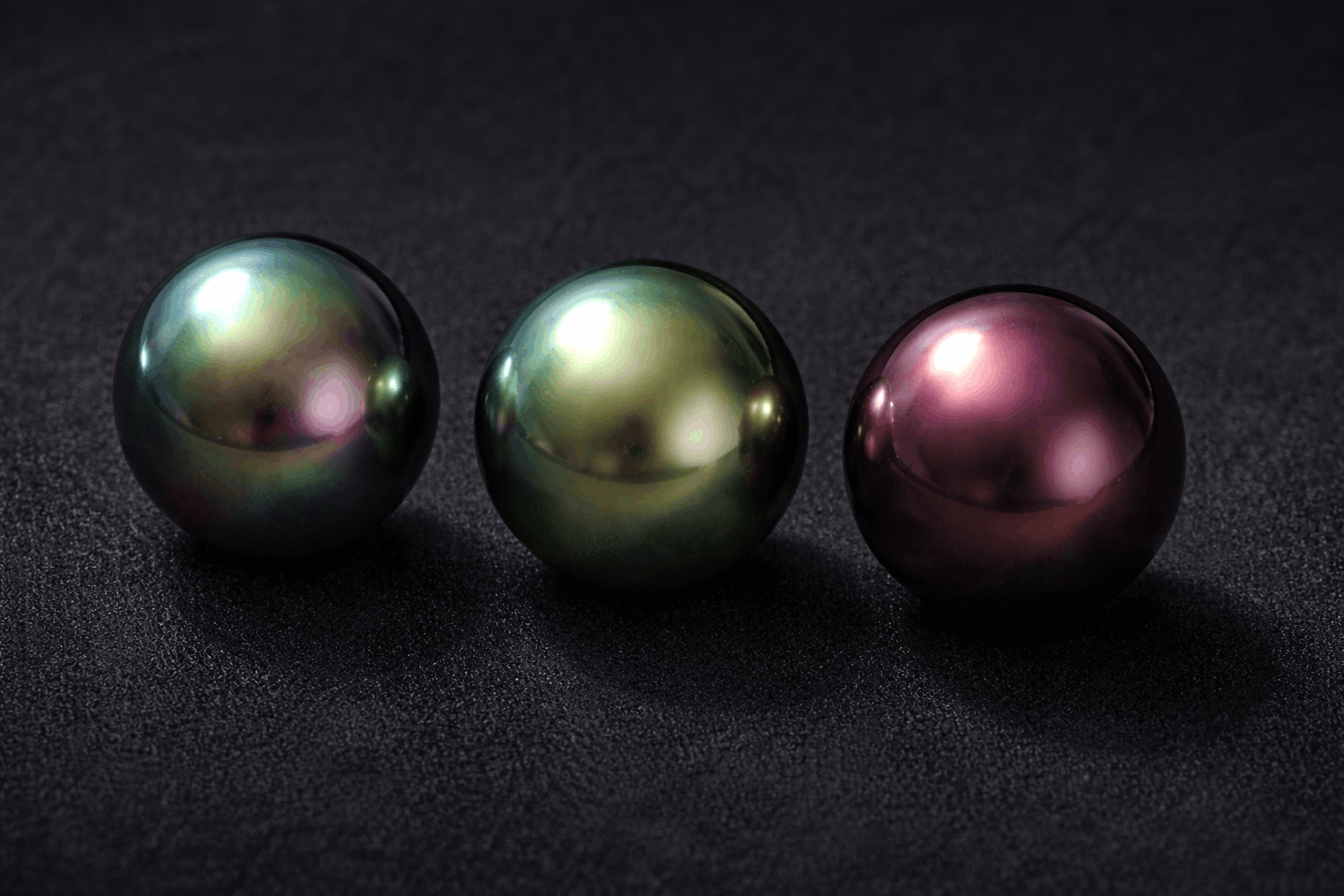 pearlsonly-blog-107-image-5-pearl - Colores de overtone que importan - aretes de perla negra tahitiana - pearlsonly